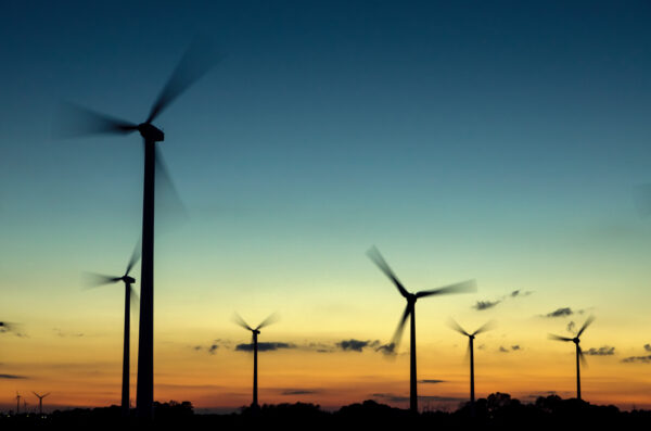Windkraftanlagen im Sonnenuntergang