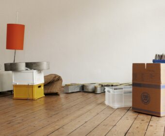 Wenn Paare zusammenziehen, kann es zu Konflikten kommen. Schier unlösbar ist die Frage danach, wie viel Ordnung zwingend sein muss, damit sich beide wohl fühlen. Foto: ©complize/photocase.de