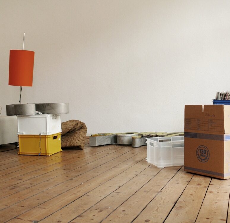 Wenn Paare zusammenziehen, kann es zu Konflikten kommen. Schier unlösbar ist die Frage danach, wie viel Ordnung zwingend sein muss, damit sich beide wohl fühlen. Foto: ©complize/photocase.de